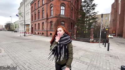 အများသူငှာ လာယူခြင်း- လှပသော မိန်းကလေးသည် iPhone တစ်လုံးအတွက် အရိုက်ခံရပြီး သူမ၏ ပါးပြင်တွင် နစ်မြုပ်သွားပါသည်။ CleoModel